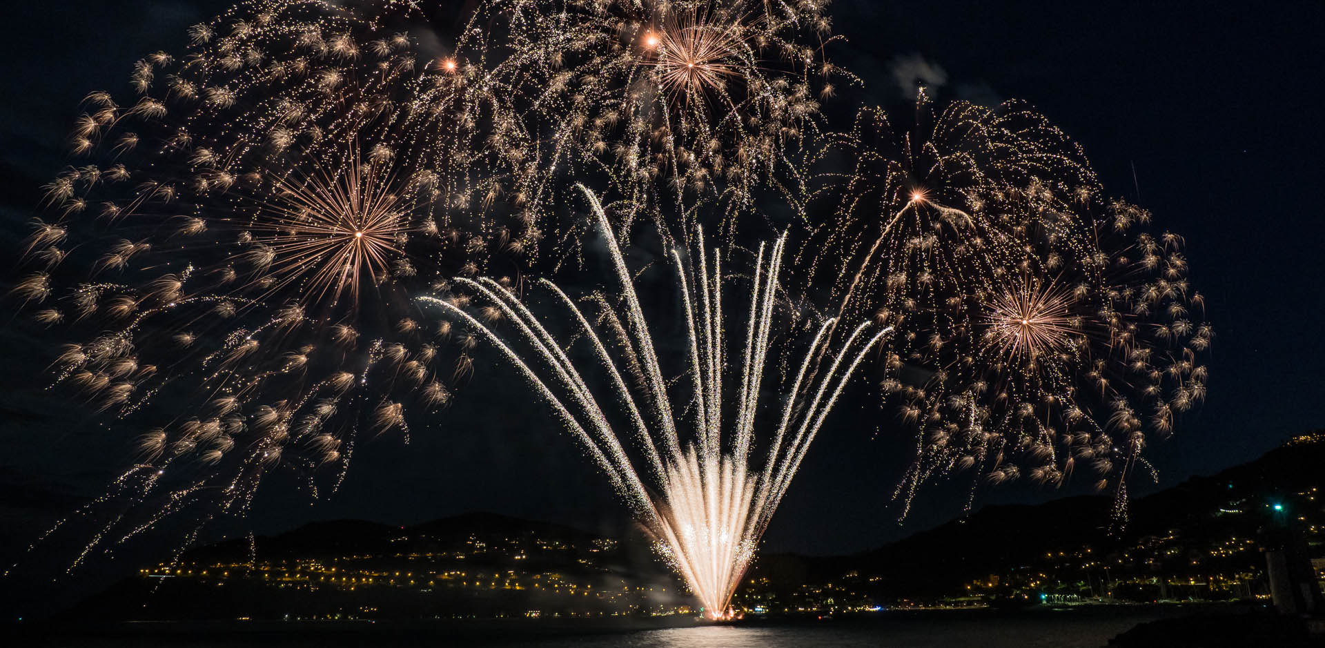 Feu d’artifices Mandelieu Feux d'Artifices Unic createur spectacle pyrotechnique Feu d’artifices Mandelieu Feux d'Artifices Unic createur spectacle pyrotechnique
